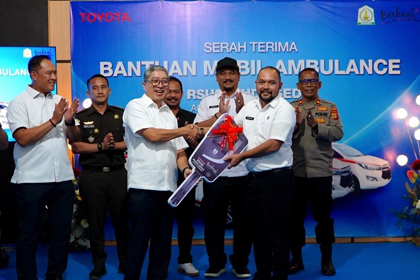Toyota Indonesia Serahkan Tiga Kijang Innova Ambulans untuk RSUD Muda Sedia Aceh Tamiang