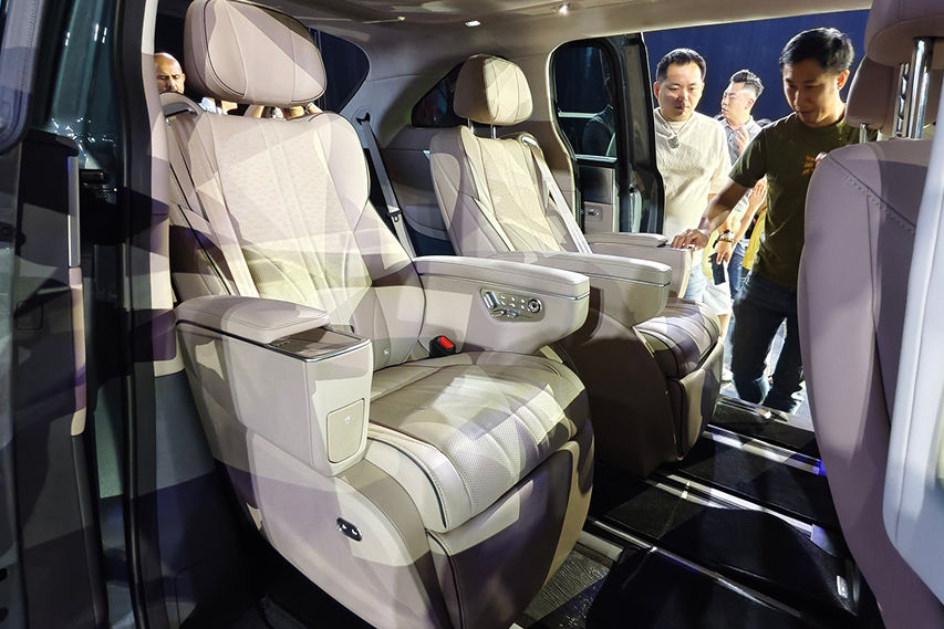 2026 Xpeng X9 second row seats