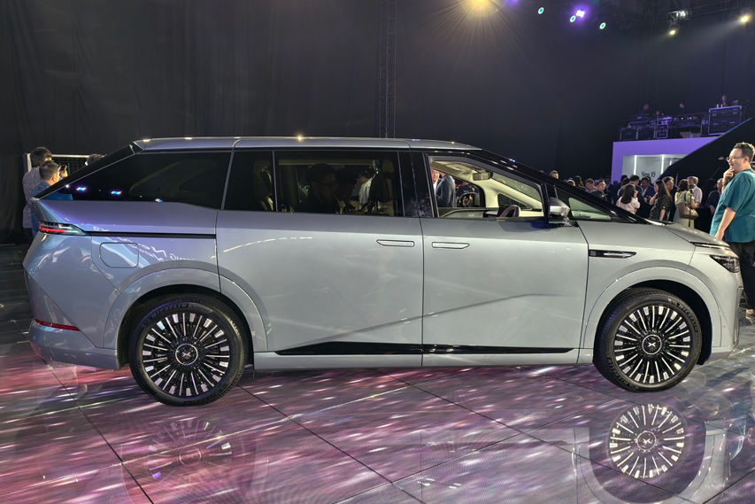 Xpeng X9 side profile view