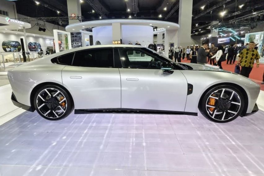 Xpeng P7 side
