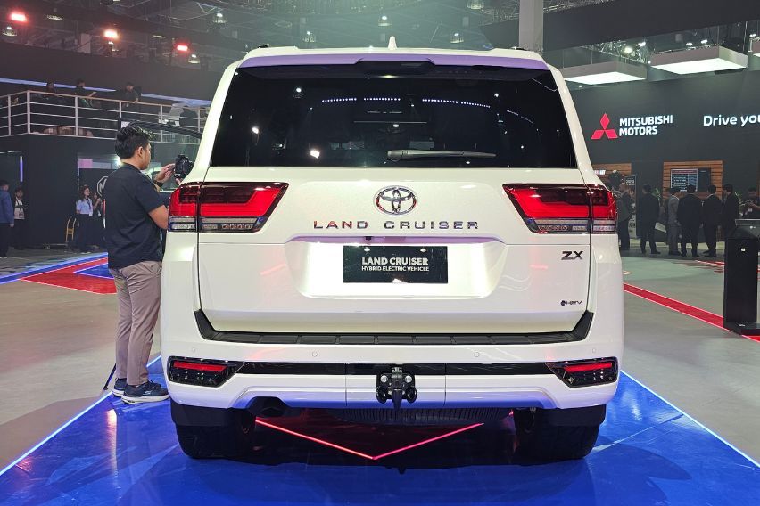 LC300HEV 2