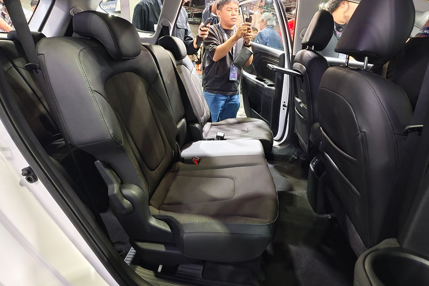 Hyundai Stargazer middle row seats Malaysia