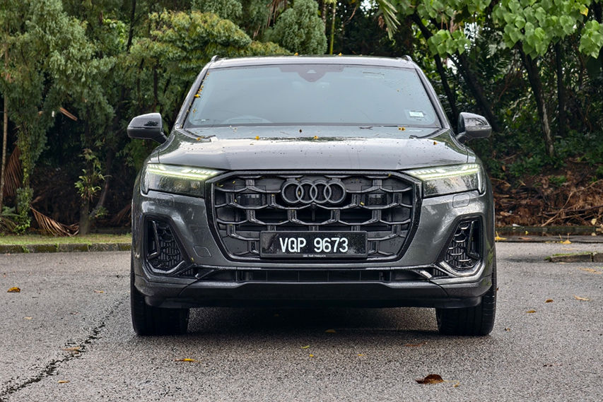 Audi Q7 S line 3.0 TFSI quattro front grille view