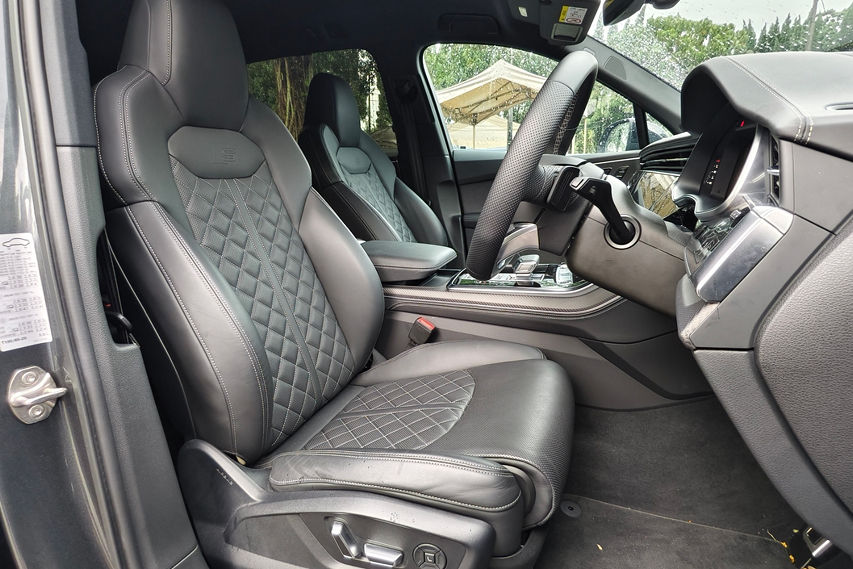 Audi Q7 S line 3.0 TFSI quattro front seats view