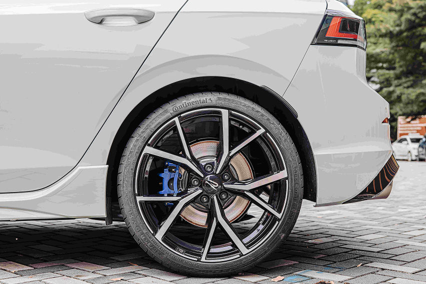 2026 Volkswagen Golf R wheels