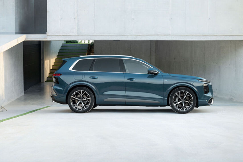 third-gen Audi Q7 side profile view