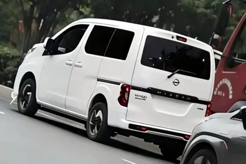 Nissan NV200 spy shot