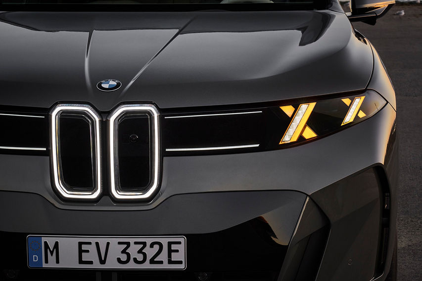 2026 BMW X5 kidney grille and headlights X view