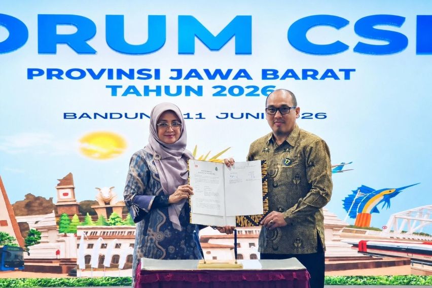 Perwakilan Daihatsu Berfoto Bersama Kepala Dinas Lingkungan Hidup Provinsi Jawa Barat setelah Menandatangani Komitmen Program Adopsi Pohon