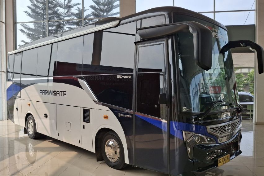 Hino Serahkan Bus GB 150 kepada CV Ekspedisi Kanisha di Palembang