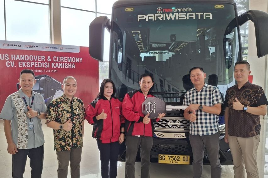 Hino Serahkan Bus GB 150 kepada CV Ekspedisi Kanisha di Palembang
