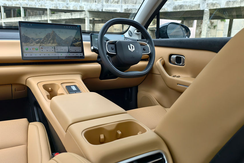 Leapmotor C10 Plus front interior view