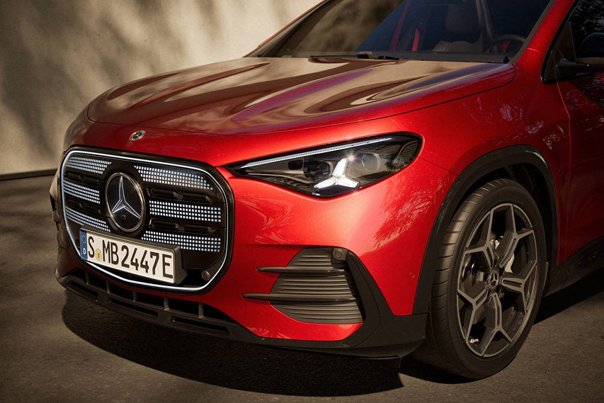 New Mercedes-Benz GLA grille view