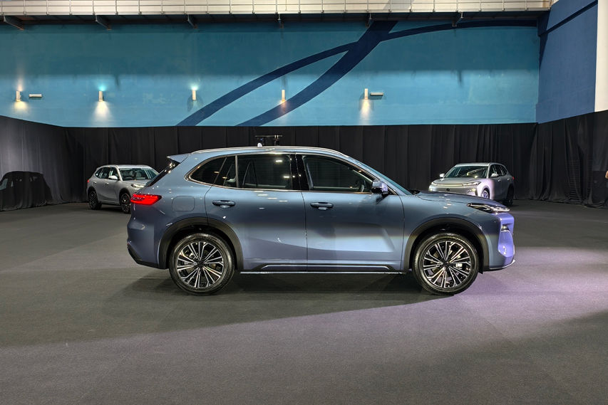 Proton emas7 PHEV CKD side profile view