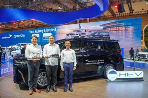 Toyota Gandeng Garuda Indonesia Sediakan Layanan Penjemputan Alphard Hybrid EV