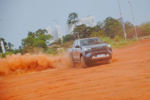 Test Drive Toyota New Hilux 2.8 4x4: Mesin Galak, Siap Taklukkan Lintasan Off-road