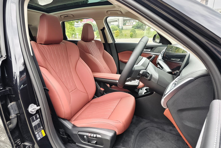 BMW iX1 eDrive20L M Sport front seats view