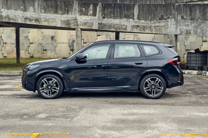 BMW iX1 eDrive20L M Sport side profile view