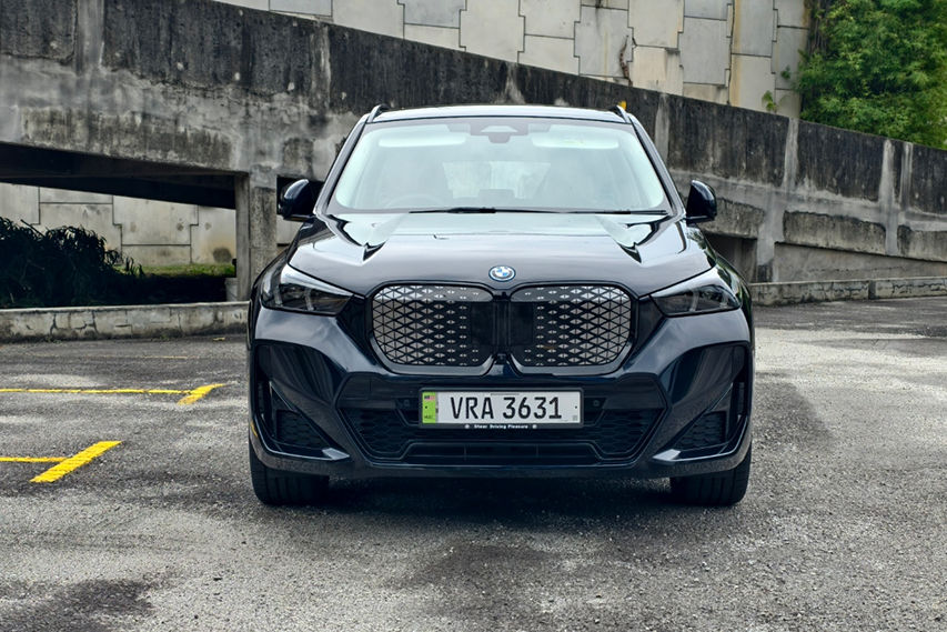 BMW iX1 eDrive20L M Sport front grille view