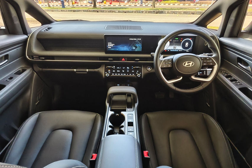 Hyundai Stargazer X interior view
