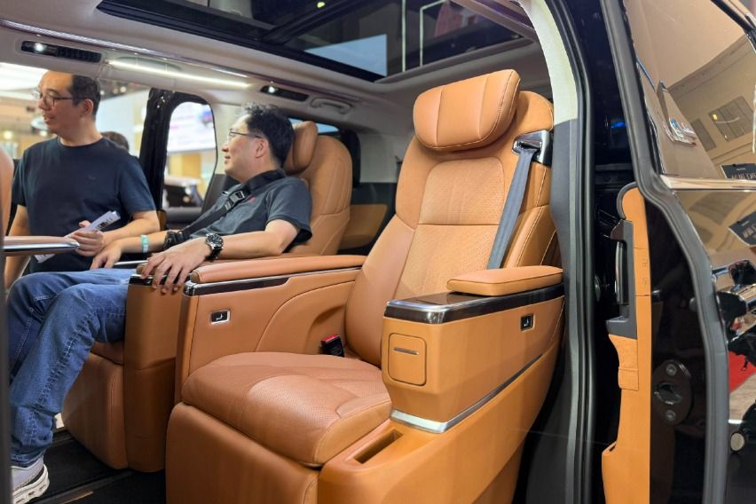 kursi belakang Maxus Mifa 9