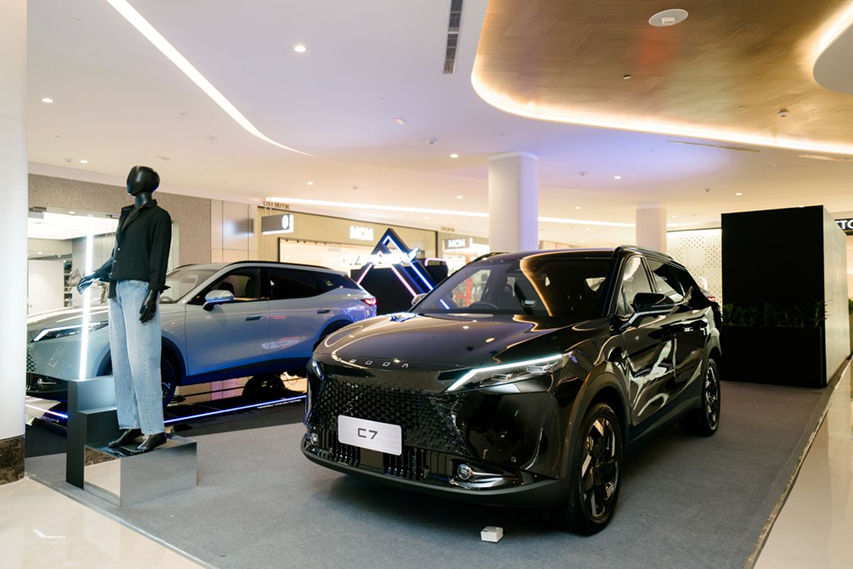 Omoda C7 side profile view