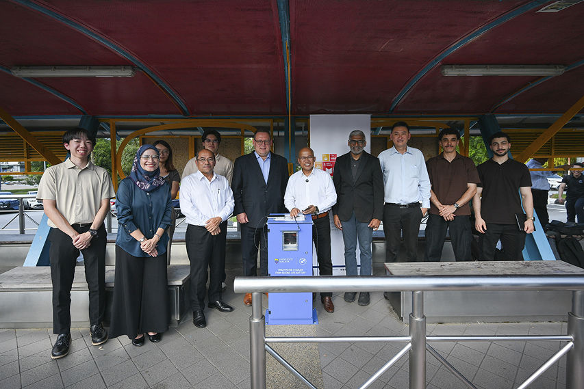Representatives from BMW Group Malaysia and Universiti Malaya at the installation of the solar- powered smartphone charging station at UM Central, Universiti Malaya. 
