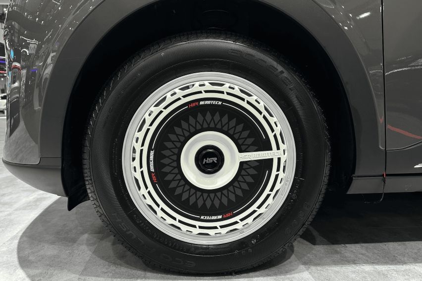 Geely EX2 tampil ekspresif di GIIAS 2026 melalui kolaborasi retro-futuristik dengan HSR Wheel