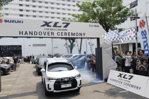Suzuki Serahkan Unit Perdana XL7 Terbaru ke Konsumen