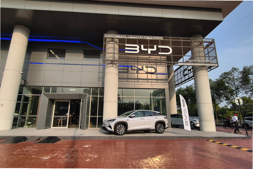 BYD Sealion 7 side profile view