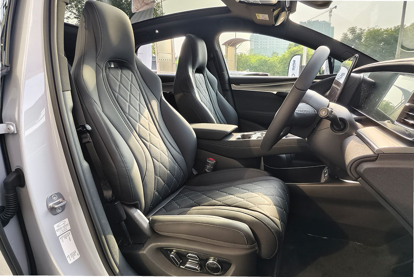 BYD Sealion 7 front seats view