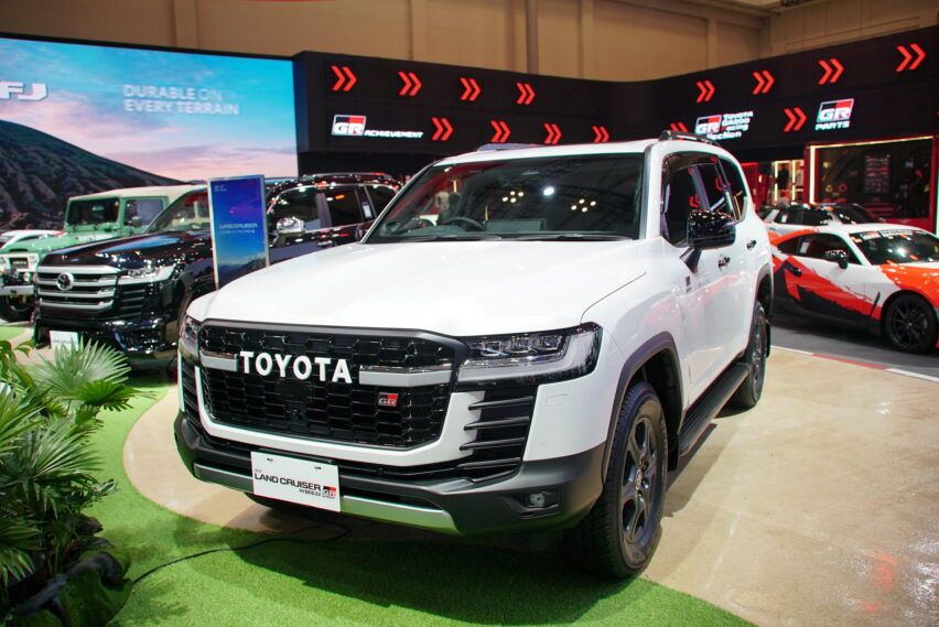 Eksterior depan Land Cruiser 300 Hybrid EV.