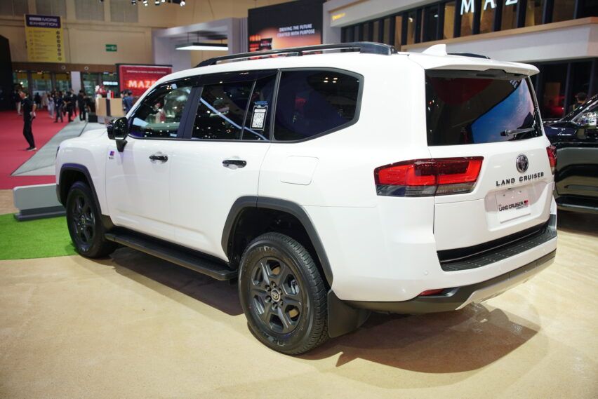 Toyota Land Cruiser 300 Hybrid EV.