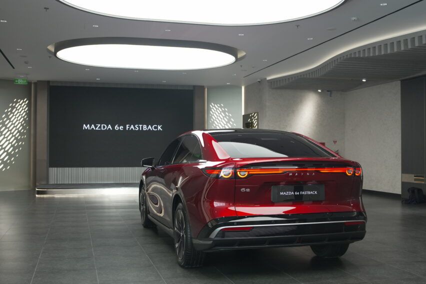 Eksterior belakang Mazda 6e Fastback