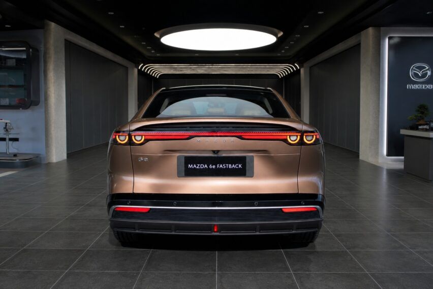 Eksterior belakang Mazda 6e Fastback