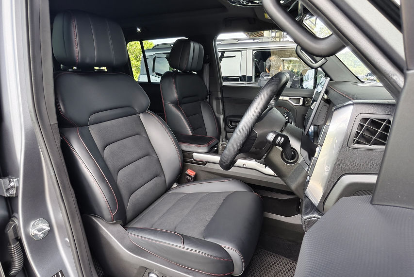 Jetour T2 i-DM front seats view