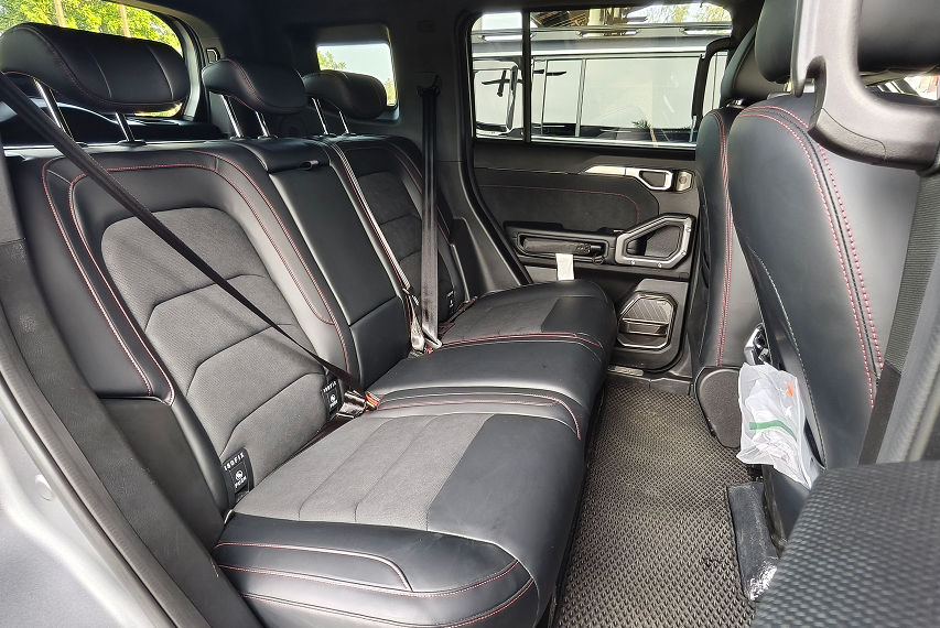 Jetour T2 i-DM rear seats view