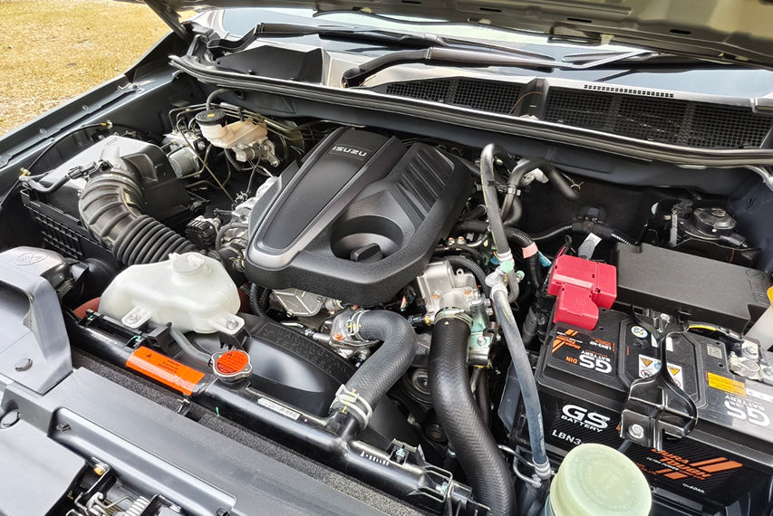 2026 Isuzu D-Max PREMIUM 2.2L 4X4 AT engine view