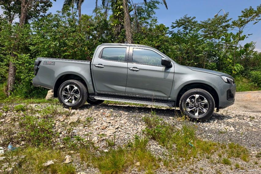 2026 Isuzu D-Max PREMIUM 2.2L 4X4 AT side profile view