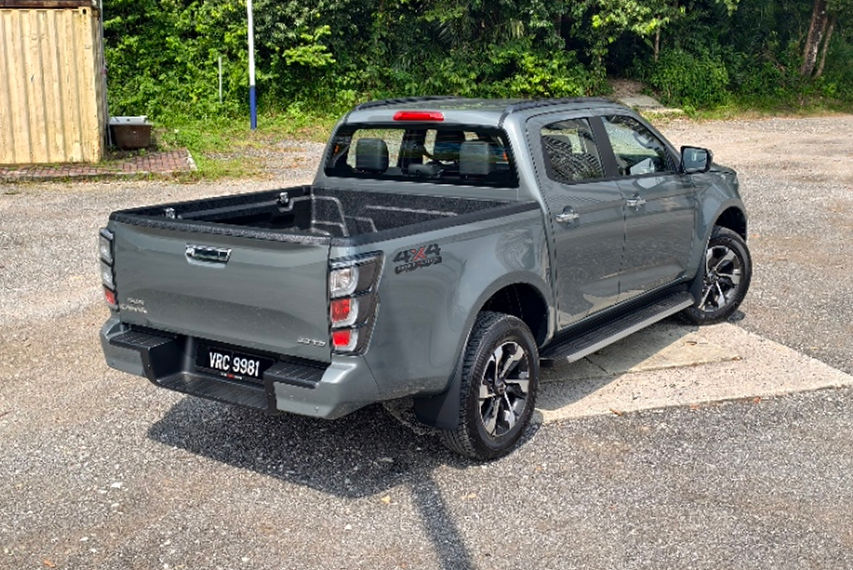 2026 Isuzu D-Max PREMIUM 2.2L 4X4 AT rear view