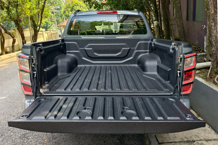2026 Isuzu D-Max PREMIUM 2.2L 4X4 AT truck bed view