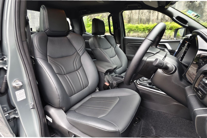 2026 Isuzu D-Max PREMIUM 2.2L 4X4 AT front seats view