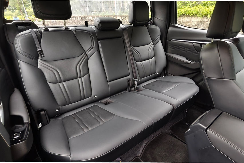 2026 Isuzu D-Max rear seats view