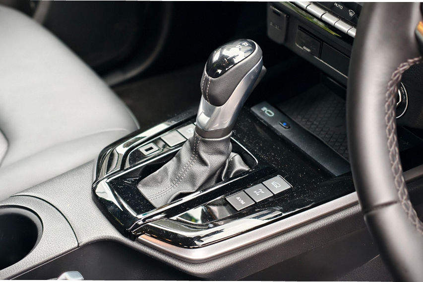 2026 Isuzu D-Max transmission shifter view