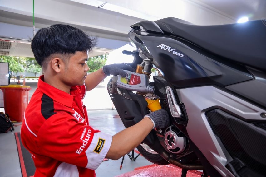 Mekanik Enduro Service melakukan penggantian oli Enduro pada motor konsumen