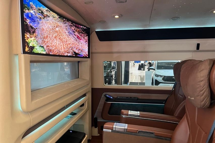 Layar besar interior Toyota HiAce Premio Ultimate Lombardi