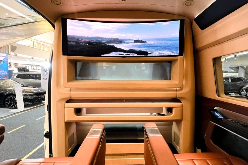 Toyota HiAce Premio Ultimate Lombardi interio partisi