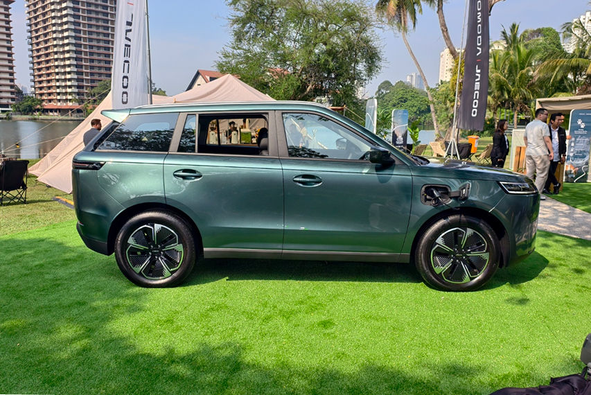 Jaecoo J5 EV side profile view