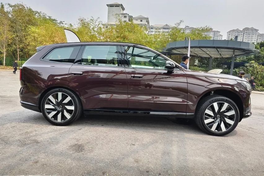 Volvo EX90 side