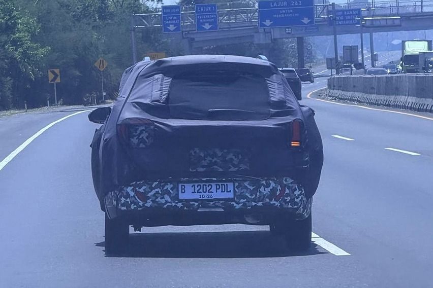 Hyundai Stargazer spy shot